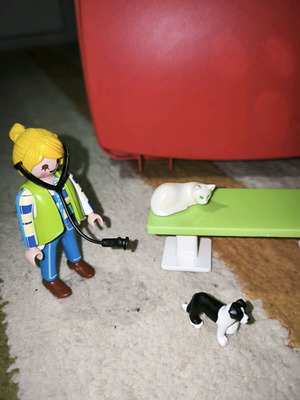 Playmobil City Life veterinary clinic like new