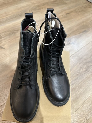 Zara leather ankle boots size 37, black