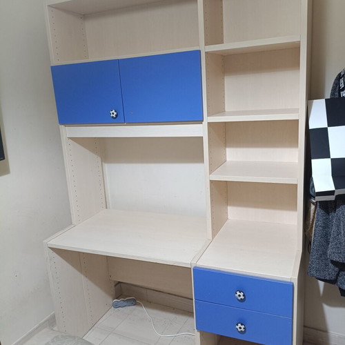 Modeco desk with bookshelf
