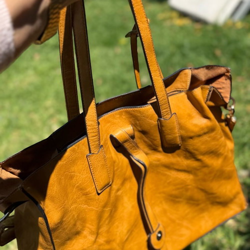 A To Z Greek shoulder bag like new, yellow and gold, soft leather