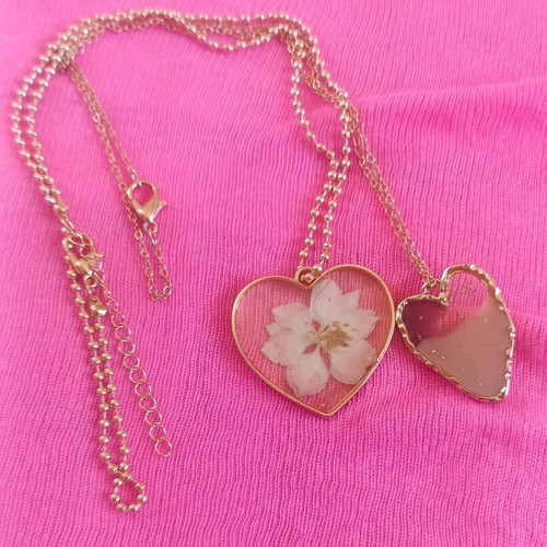 Set of 2 heart necklaces liquid glass like new, gold and beige