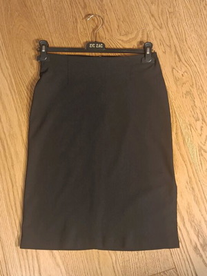 Μιντι φούστα Lynne μαύρη σαν καινούργιο με σκίσιμο και φερμουάρ