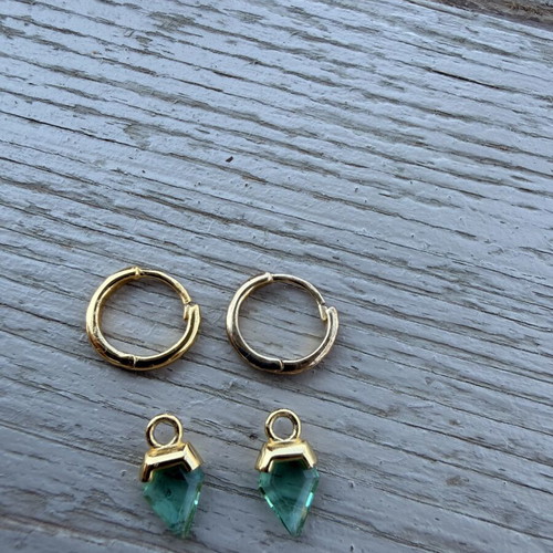 Gold-plated silver hoop earrings with green stone