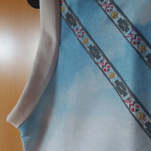 Bershka sleeveless blouse like new, size M, white multicolor