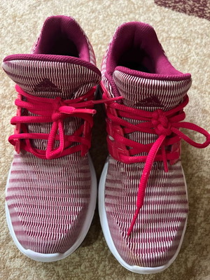 Обувки Adidas розови, почти неизползвани, в отлично състояние