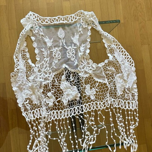Lace vest Bershka like new, white with tulle and fringes