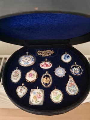 Vintage συλλογή πορσελάνινων μενταγιόν Danbury Mint 1980s σαν καινούργιο