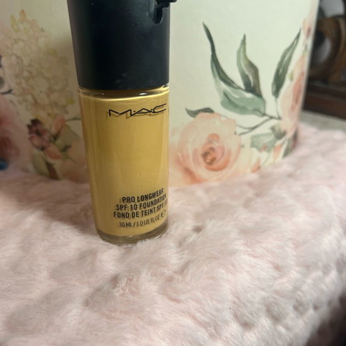 Mac make up 30 ml like new in shade NC37
