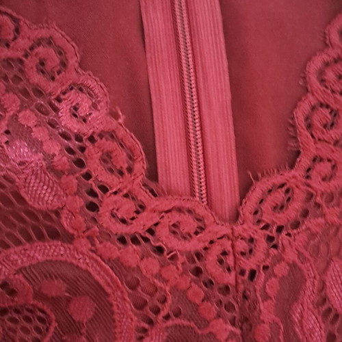 Numoco burgundy dress size M new with lace and asymmetrical skirt