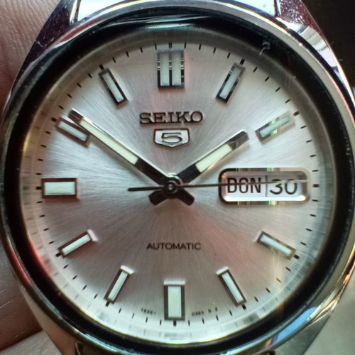 Seiko 5 automatic wristwatch like new, collectible silver