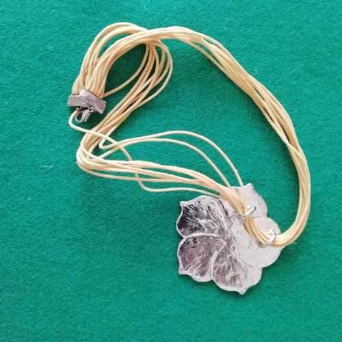 Steel flower necklace yellow to gold, new with 9 cords