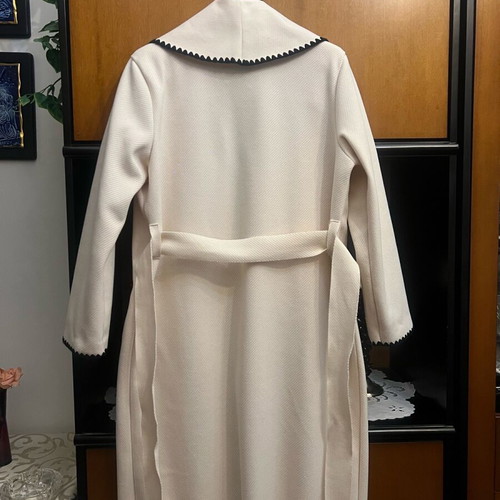 Women's off-white coat like new with belt and pockets