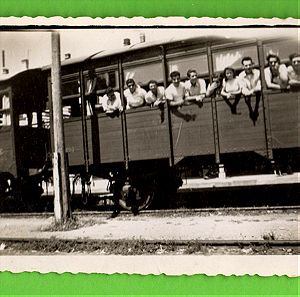 F006  Σ.Σ.ΚΑΤΕΡΙΝΗΣ 1952 Εκδρομή στο σιδ.σταθμό Κατερίνης 22 Ιουνίου 1952 (αμαξοστοιχία με τα παλιά ξύλινα βαγόνια) -  Μικρή αναμνηστική φώτο