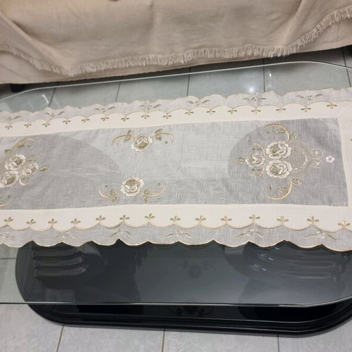 Table linens set like new, 4 pieces