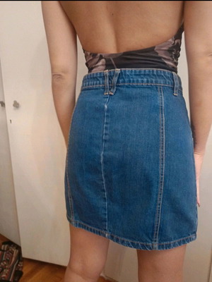 Stradivarius denim skirt like new with front buttons, blue