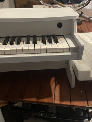 Children's Piano like new, wooden, battery operated