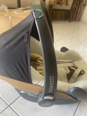 Maxi Cosi baby car seat like new