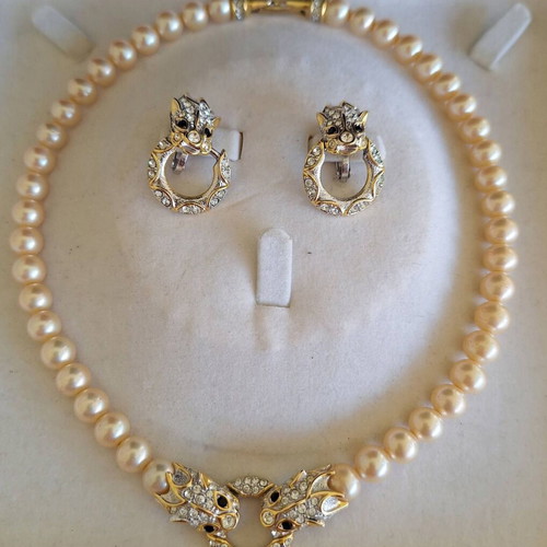 Vintage jewelry set necklace and clip-on earrings new, white and gold tone