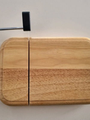 Thomas cheese cutting board like new, wooden board with cutting wire