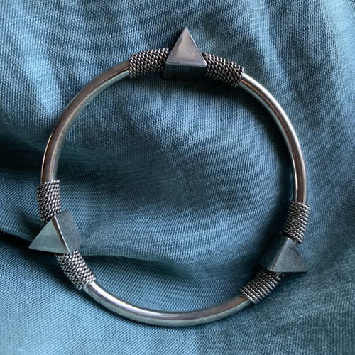 Silver handmade bracelet like new with triangular details, unisex