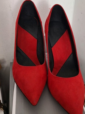 Red suede pumps with pointed toe and square heel size 36 new