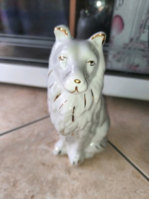 Ceramic dog white with gold details like new