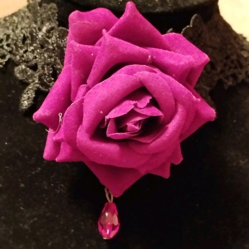 Choker with rose in like new condition
