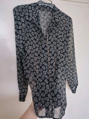 Zara Trafaluc women's shirt large black like new with skull design and gold chain