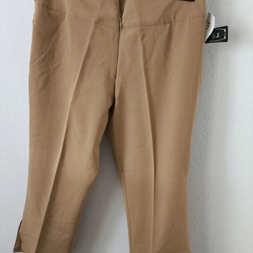 Knee-length pants with front zipper in excellent condition