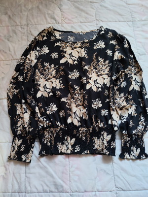 Floral blouse on black base like new, size L