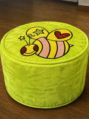 Children's pouf new with bee design, includes cover and pump