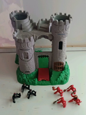 Fisher-Price castle with knights used, 7 figures