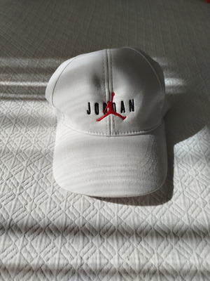 Καπέλο Jordan λευκό σαν καινούργιο, unisex
