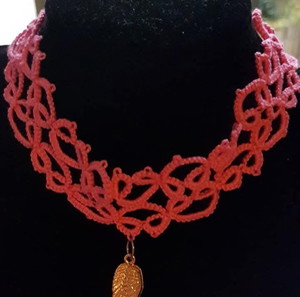 Χειροποίητο κολιέ με τεχνική needle tatting, ροζ βαμβακερή κλωστή