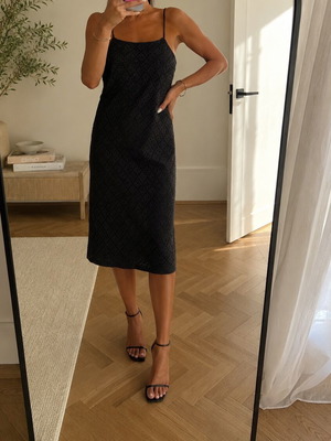 Μαύρο minimal φόρεμα σαν καινούργιο με elegant εφαρμογή και λεπτές τιράντες