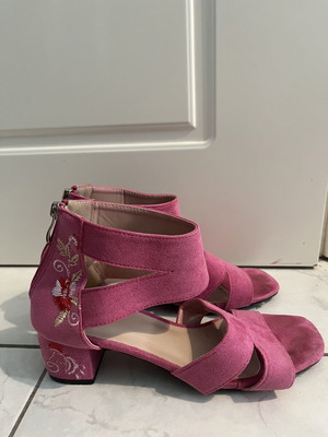 Embroidered pink sandals used, size 38, with back zipper