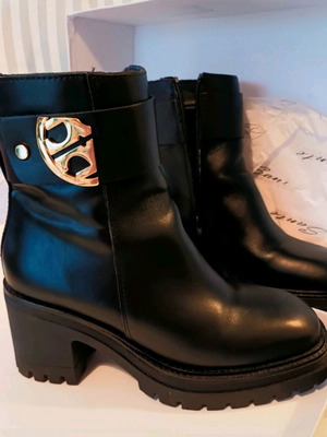 Μποτάκια Sante μαύρα δερμάτινα σαν καινούργια με χρυσή αγκράφα