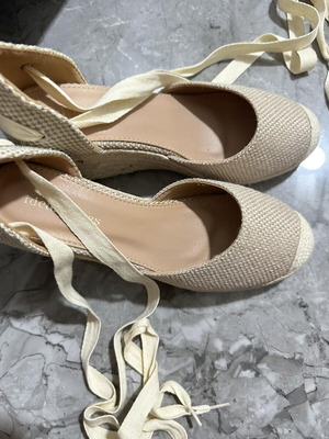 Shoes size 38 new beige pumps