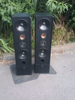 I.Q. TED 4 HiFi Technik speakers like new, bass reflex design