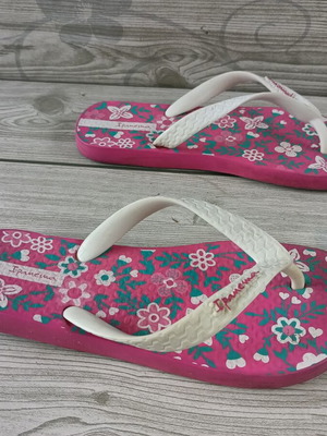 Ipanema Brasil flip flops size 33.5, pink floral