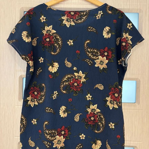 Blouse with short sleeves floral motifs like new, size M/L