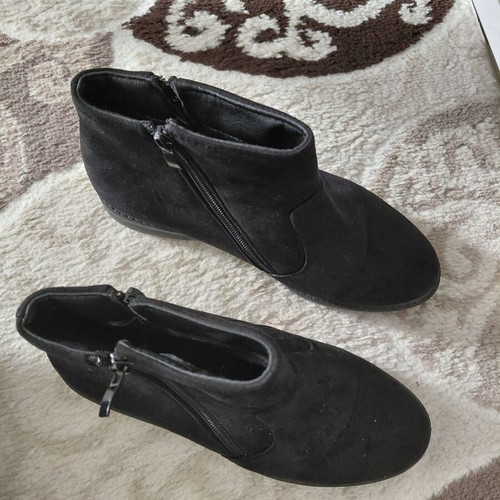 Suede boots size 38 like new with inner fur black