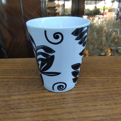 Ceramic mug leaves like new 10x6x9