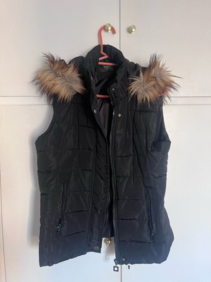 Αμάνικο Μαύρο Μπουφάν Medium σαν καινούργιο με γουνάκι στην κουκούλα