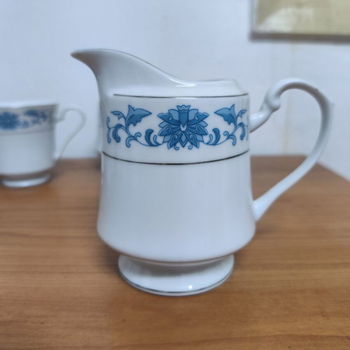 Porcelain tea set with 14 pieces and blue decorative design like new