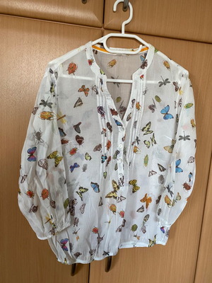 Thin butterfly shirt size M like new, white