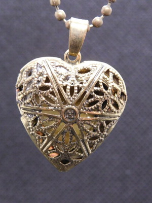 Glow-in-the-dark pendants set of 9 pieces