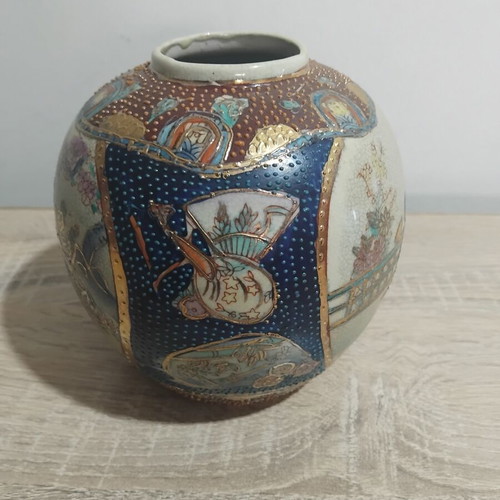 Decorative vase in Japanese style inspired by Satsuma used