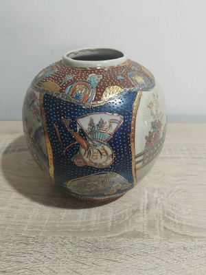 Decorative vase in Japanese style inspired by Satsuma used