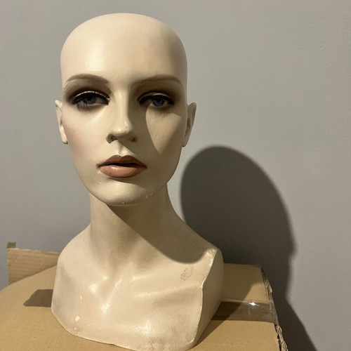Female Mannequin Head vintage realistic like new for display or decoration